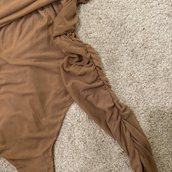 JAYTHEN BODYSUIT - LONG SLEEVE OFF SHOULDER RUCHED BODYSUIT IN MOCHA - Picture 4 of 4